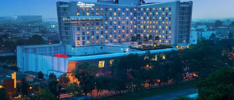 Vista frontal de la propiedad