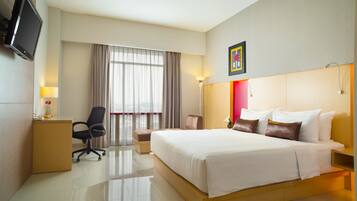 Peralatan tempat tidur premium, peti besi dalam bilik, meja