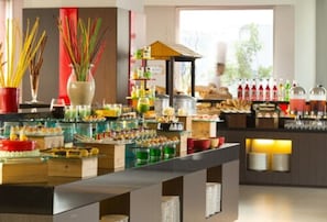 Free daily breakfast - Santika Premiere Dyandra Hotel & Convention - Medan (Medan)