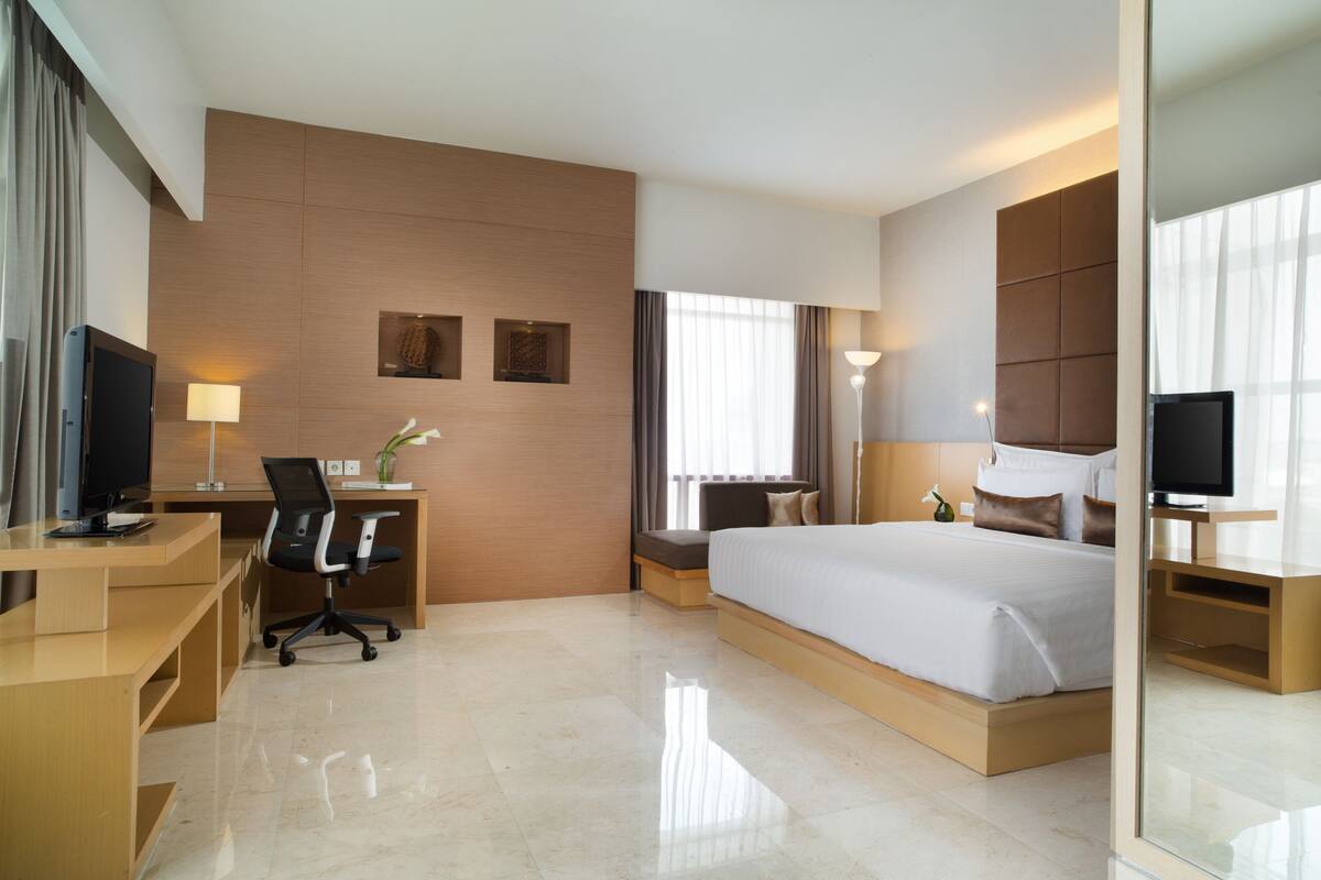 Premium bedding, in-room safe, desk, rollaway beds
