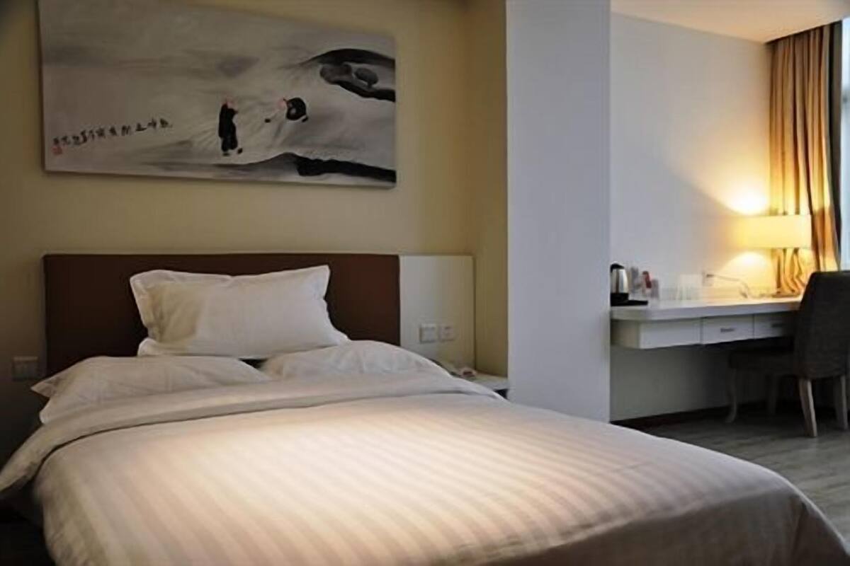 Room, 1 Queen Bed | Desk, blackout curtains, iron/ironing board, rollaway beds