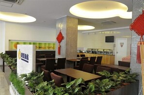 Phục vụ bữa sáng, món ăn mang phong cách quốc tế