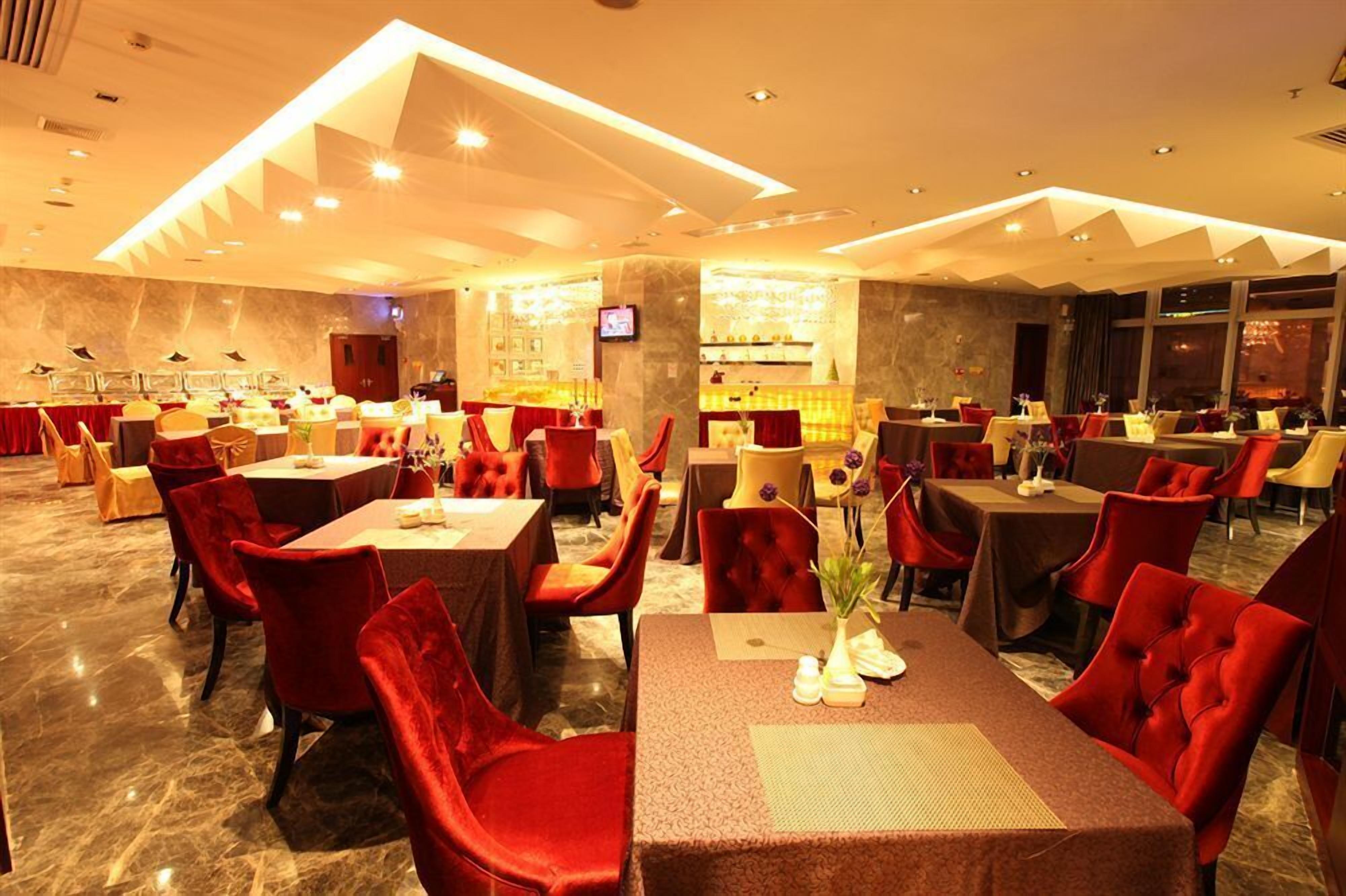 2 restaurants, lunch served