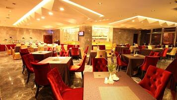 2 restaurants, lunch served