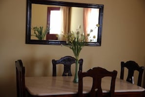 Executive-Suite, 2 Schlafzimmer | WLAN, Bettwäsche
