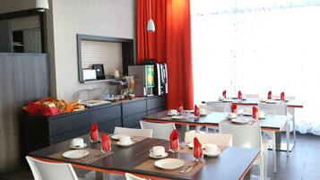 Petit déjeuner continental (12 EUR par personne)