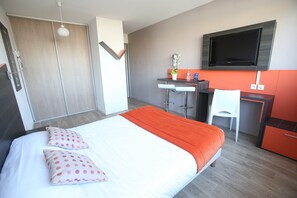 スタジオ ダブルベッド 1 台 簡易キッチン | デスク、ノートパソコン用作業スペース、遮光カーテン、防音設備