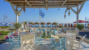 Petit déjeuner, déjeuner et dßner servis sur place, vue sur la plage