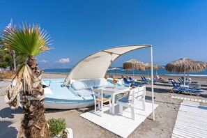 Breakfast, lunch, dinner served; international cuisine, beach views  - Sonio Beach Hotel (Platanias)