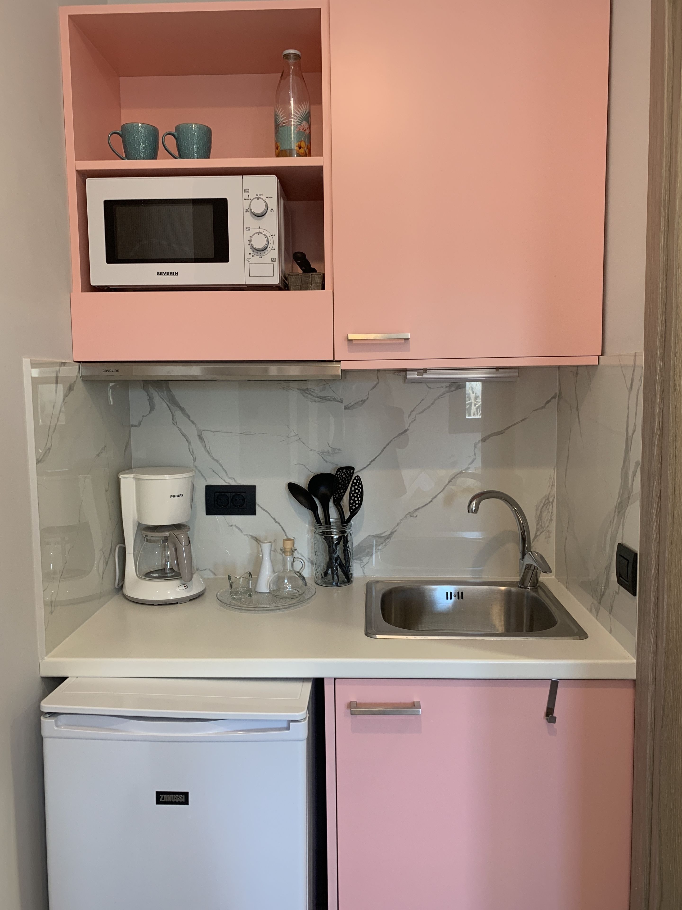 deluxe studio, sea view | private kitchen | fridge, microwave, stovetop, coffee/tea maker