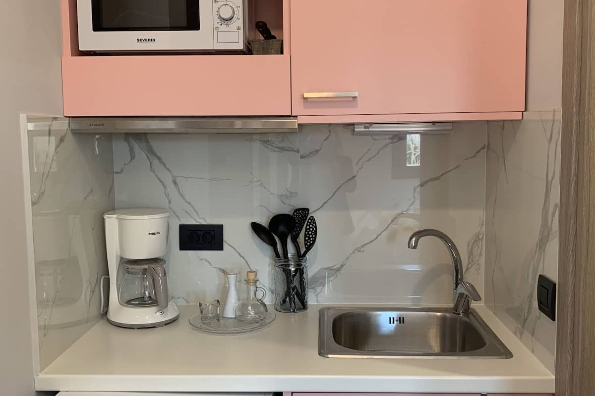 deluxe studio, sea view | private kitchen | fridge, microwave, stovetop, coffee/tea maker