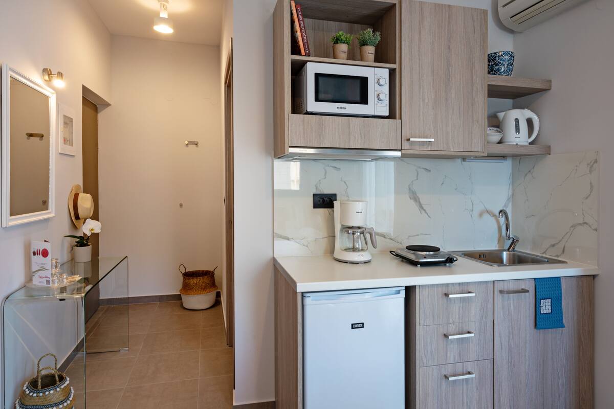 fridge, microwave, stovetop, coffee/tea maker