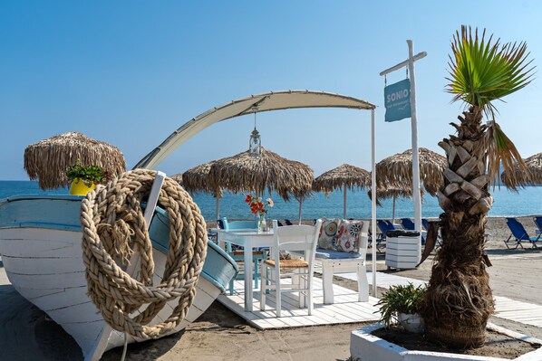 Am Strand, Liegestühle, Sonnenschirme, Strandtücher