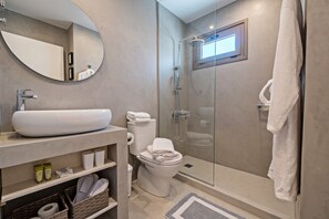 Deluxe Studio, Garden View | Bathroom | Shower, eco-friendly toiletries, hair dryer, bathrobes - Sonio Beach Hotel (Platanias)