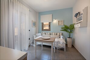 Deluxe-Apartment, 1 Schlafzimmer, eingeschränkter Meerblick, Meerseite | Zimmersafe, Schreibtisch, Verdunkelungsvorhänge, Bügeleisen/Bügelbrett