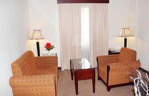 Suite, 1 Double Bed (Amir Suite) | Living room | 29-inch TV with satellite channels - Harbourbay Amir Hotel (Batam)