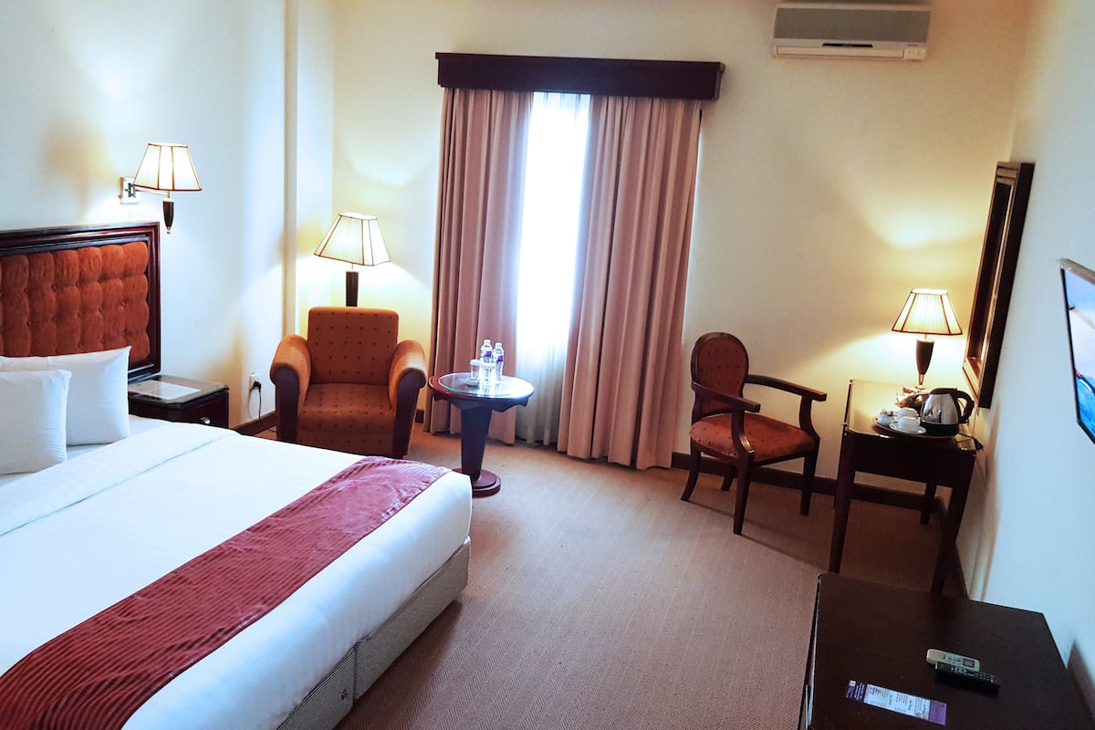 Executive Room, 1 Double Bed (Executive Business) | Premium bedding, Select Comfort beds, in-room safe, desk