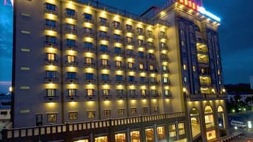 Bagian depan properti - sore/malam