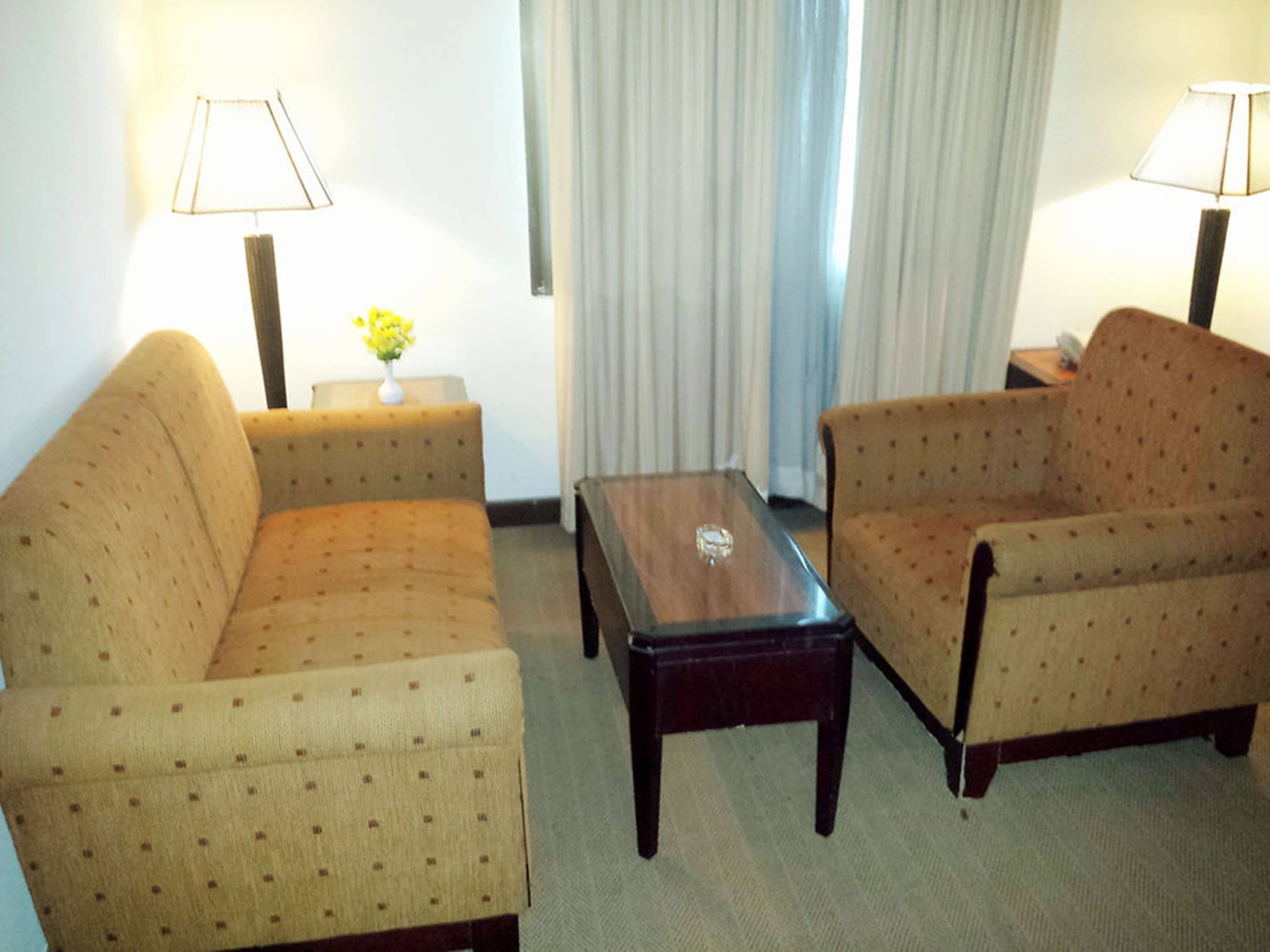 Suite, 1 lit double (Amir Suite) | Salle de séjour | Télévision de 29 pouces avec chaînes par satellite