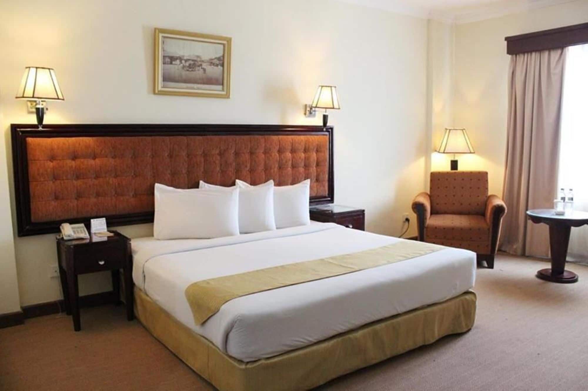 أغطية فراش متميزة وأسرّة سليكت كومفورت وخزنة داخل الغرفة ومكتب