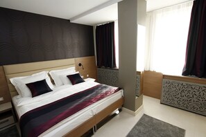 Minibar, in-room safe, individually decorated, individually furnished - Hotel Srbija Garden Ex Garni (Belgrade)