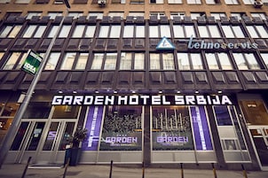 Das Garten Hotel Srbija mit moderner Fassade, großen Fenstern und einem markanten Eingang.