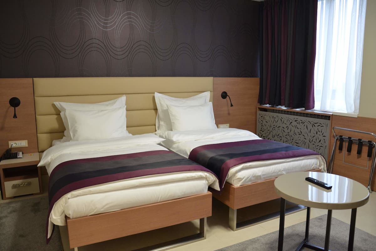 Standard Twin Room | Bar mini, peti besi dalam bilik, dihias secara berasingan