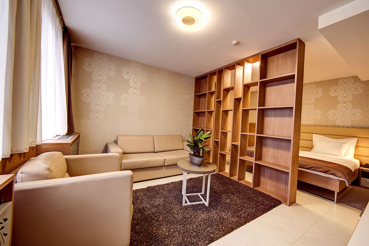 Family Room | Bar mini, peti besi dalam bilik, dihias secara berasingan