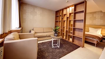 Family Room | Minibar, in-room safe, individually decorated, individually furnished