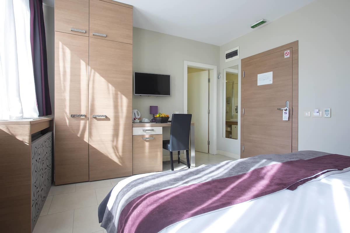 Standard Double Room | Bar mini, peti besi dalam bilik, dihias secara berasingan