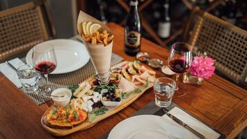 حيث تُقدم وجبات الإفطار، الغداء، العشاء، الأطباق الإيطالية