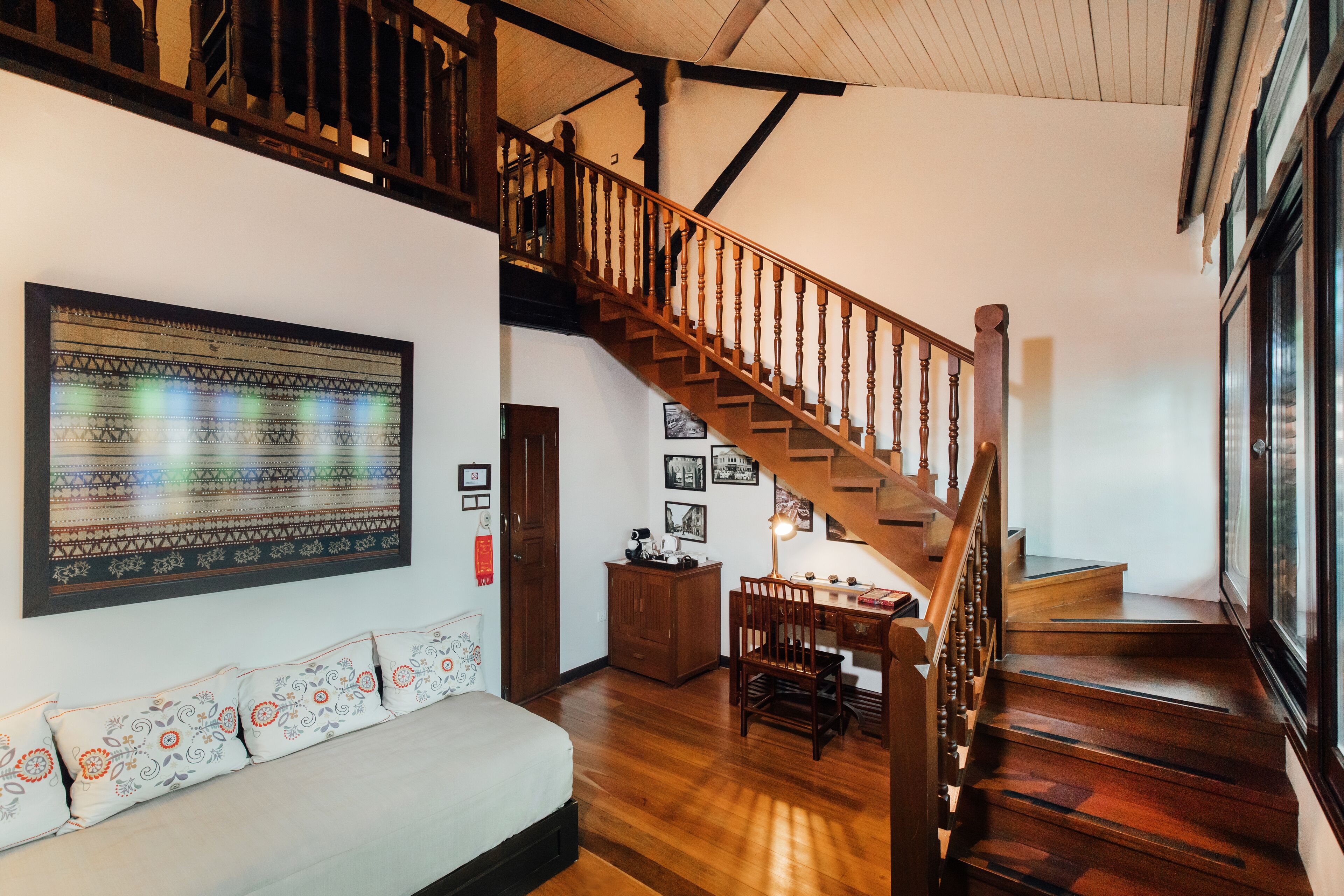 duplex, 1 king bed | living area | 32-inch lcd tv with cable channels, tv, dvd player