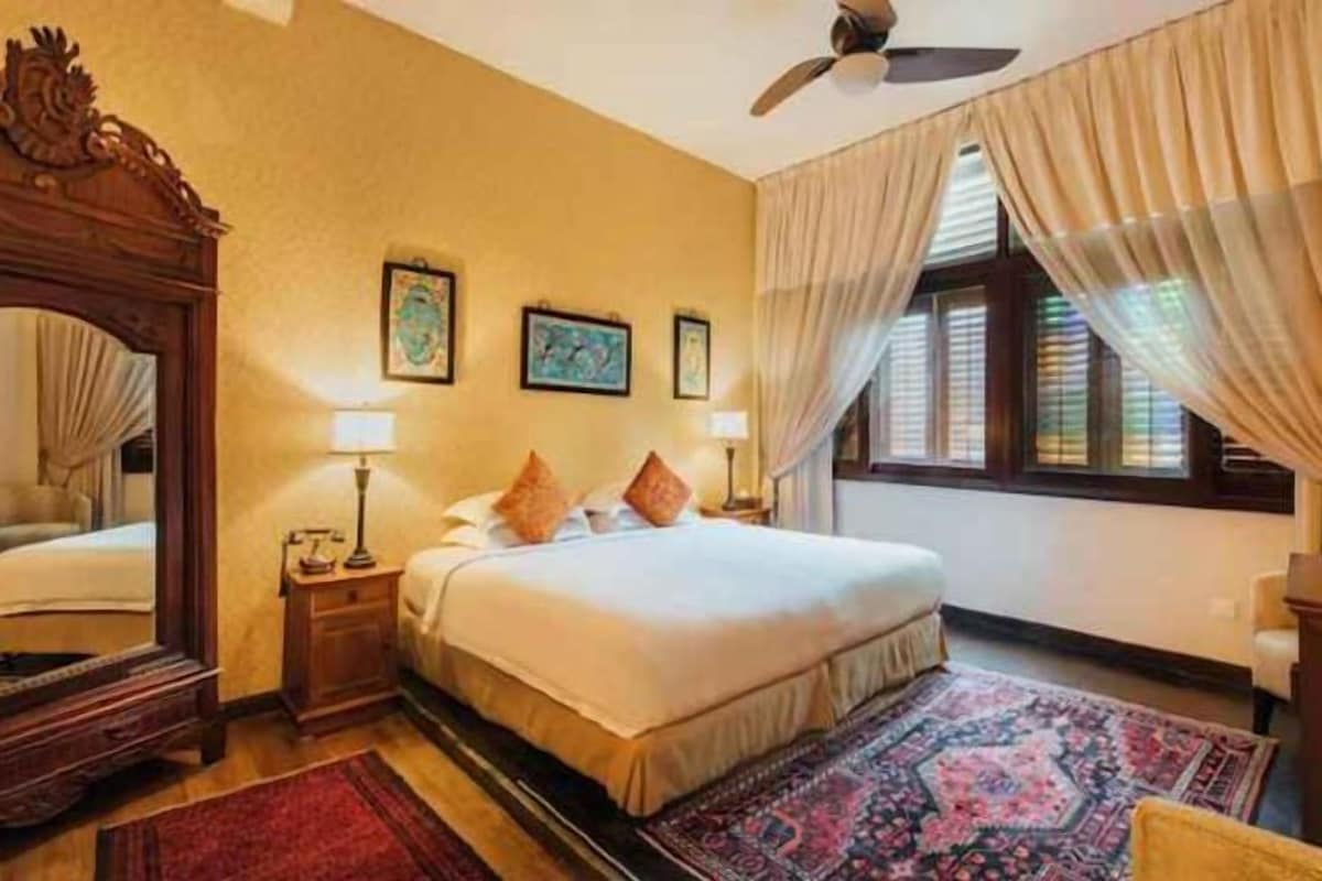 Premium bedding, Select Comfort beds, free minibar, in-room safe