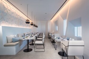 Breakfast, lunch and dinner served - Grace Hotel, Auberge Collection (Santorini)