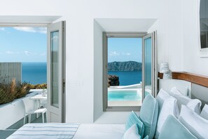 Hypo-allergenic bedding, down comforters, free minibar items - Grace Hotel, Auberge Collection (Santorini)