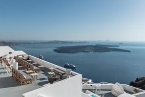 Ocean views, open daily - Grace Hotel, Auberge Collection (Santorini)