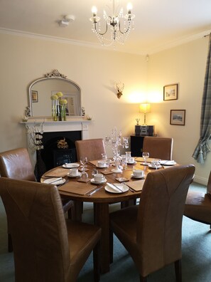 Suite (Guest Wing) | Dining