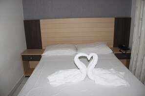 Habitación doble estándar, 1 cama matrimonial | Minibar, escritorio, insonorización y wifi gratis