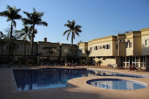 Outdoor pool, pool loungers - Muffato Plaza Hotel (Foz do Iguaçu)