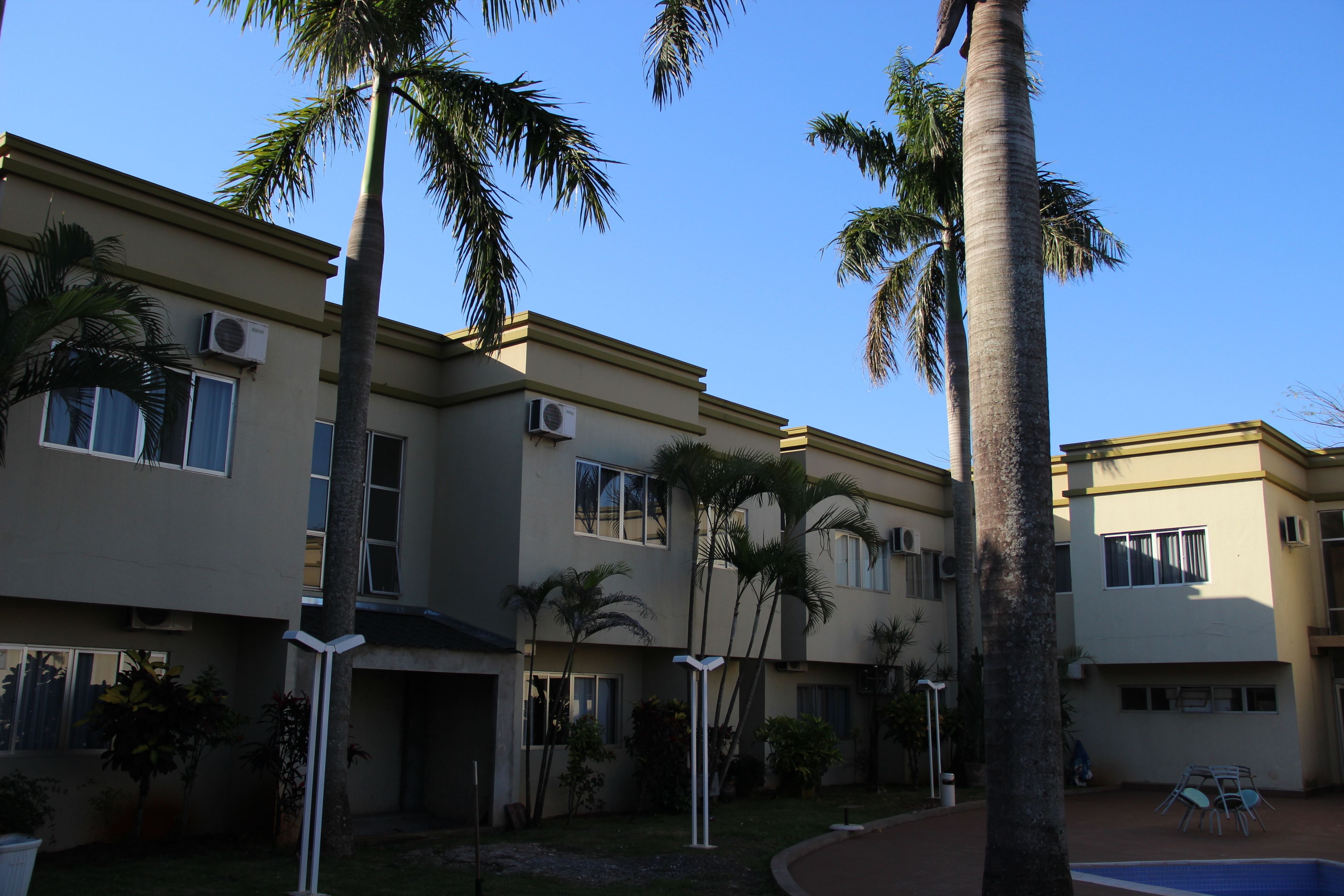 Piscina externa, espreguiçadeiras