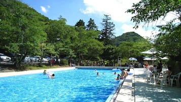 Una piscina al aire libre de temporada
