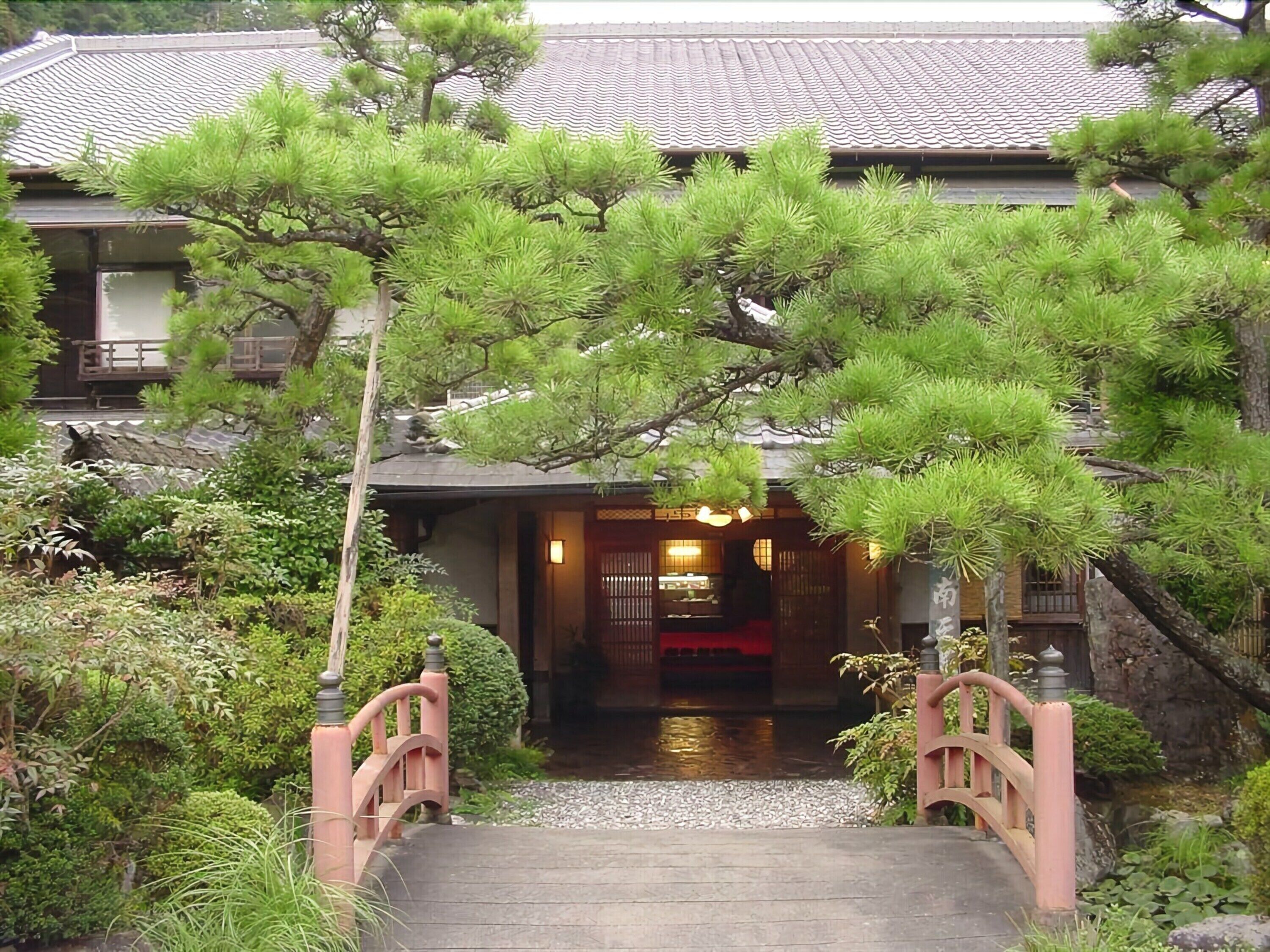 Ein traditionelles japanisches Gebäude mit einer hölzernen Brücke zum Eingang.