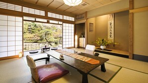 スーペリア ルーム ベッド (複数台) 共用バスルーム | 高級寝具、羽毛の掛け布団、セーフティボックス (室内)、WiFi (無料)