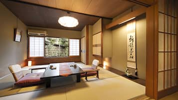 Standard Twin Room, Shared Bathroom | In-room dining