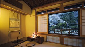 スーペリア 4 人部屋 ベッド (複数台) 共用バスルーム | リビング エリア | 液晶テレビ