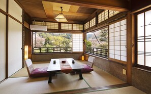 Traditional Twin Room, Shared Bathroom