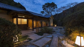 Suíte tradicional (with private open air bath) | 1 quarto, roupas de cama premium, edredons de pluma, cofres nos quartos