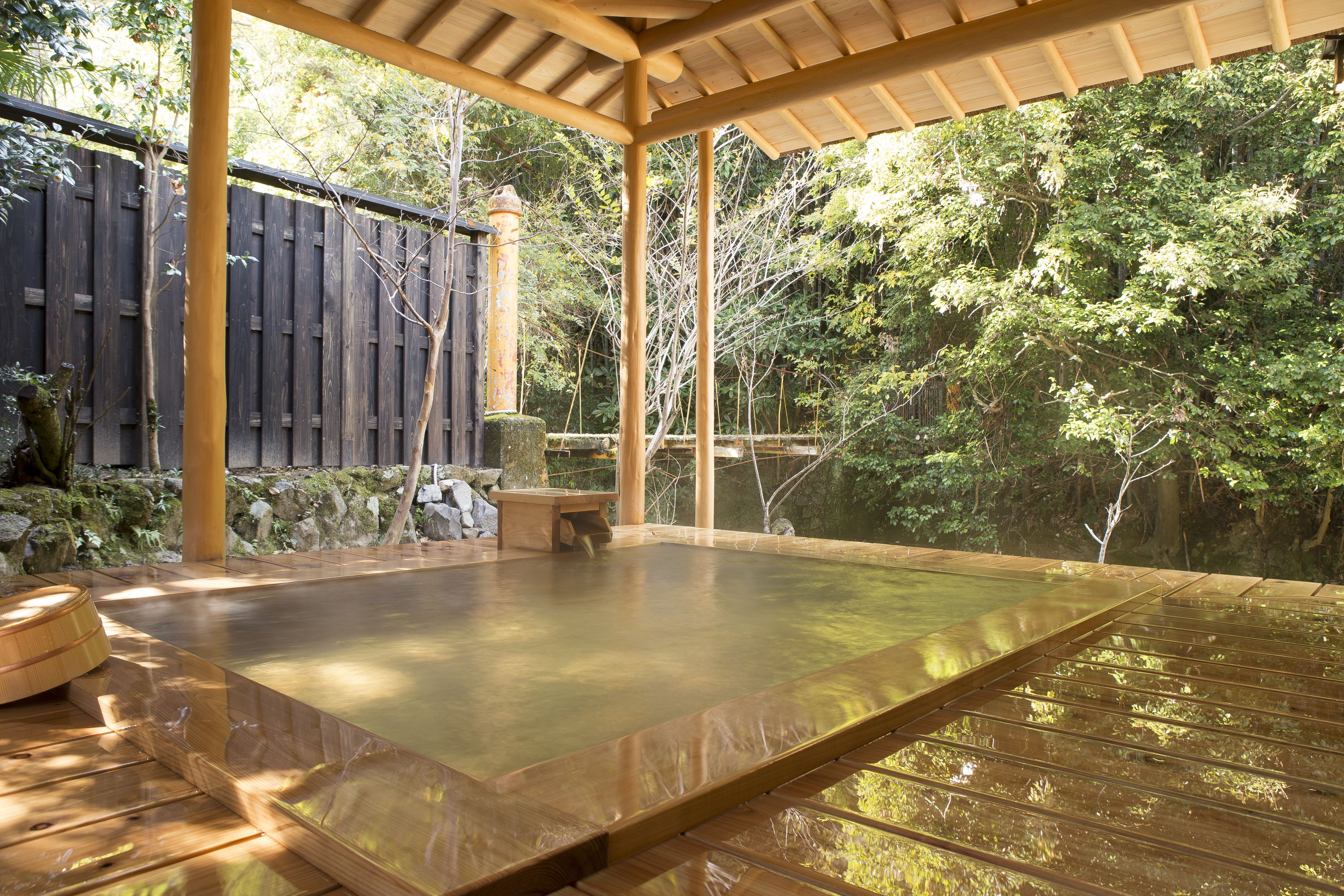 传统套房 (with private open air bath) | 高档床上用品、羽绒被、客房内保险箱、特色家居