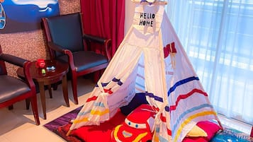 Cars Kids Room | Minibaari, tallelokero huoneessa, työpöytä, äänieristys