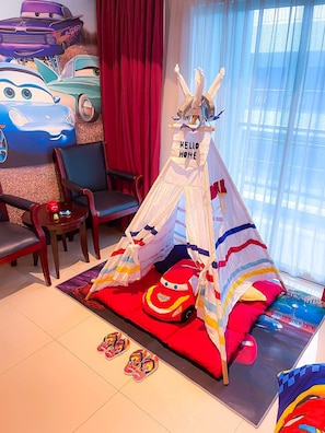 Cars Kids Room | Minibar, in-room safe, desk, soundproofing - Pacific Palace Hotel (Batam)